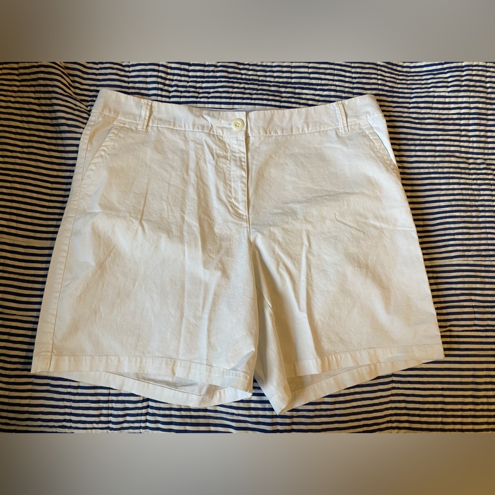 Crown & Ivy White Caroline Shorts. Size 16